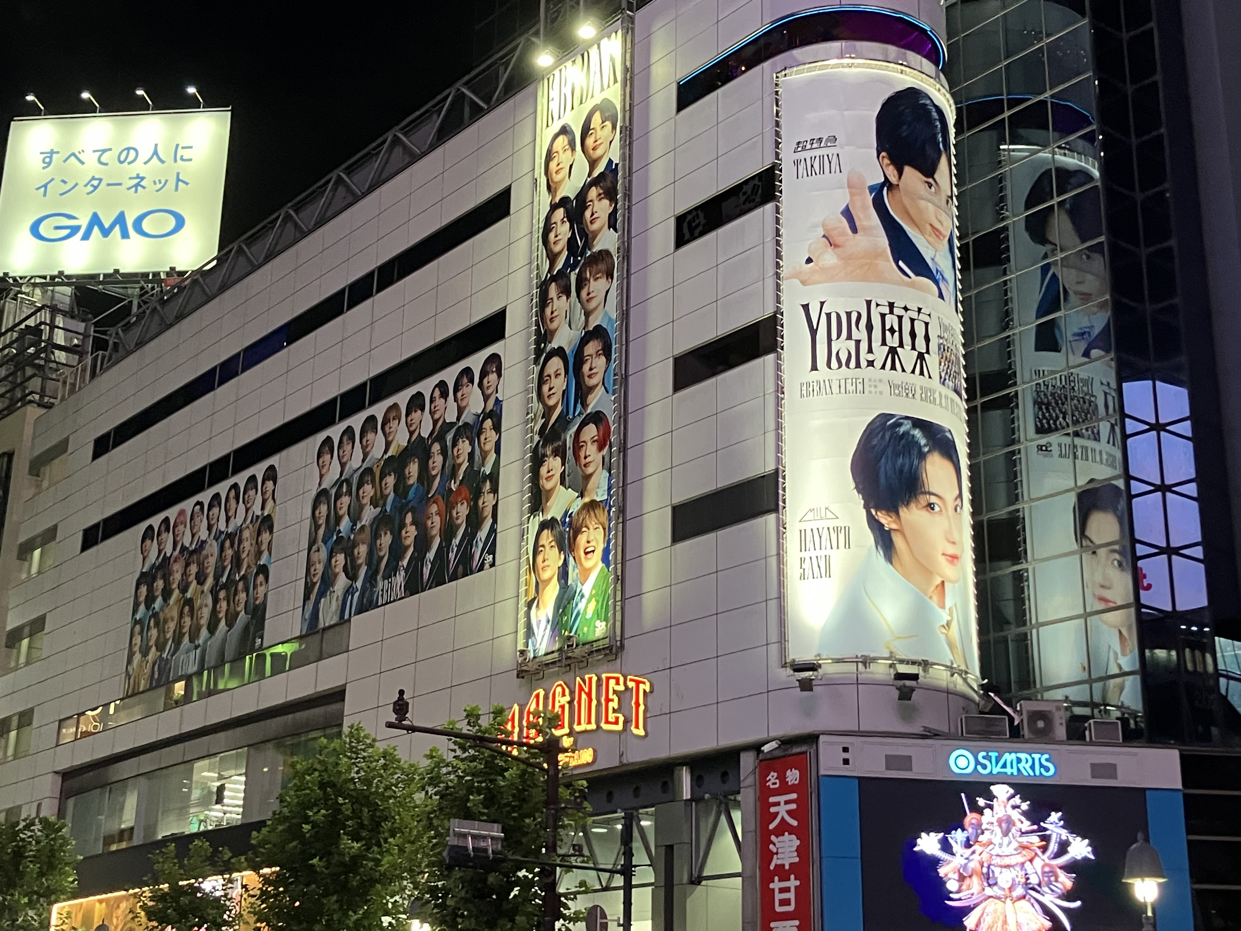 渋谷スクランブル交差点付近に掲出されたEBiDANの超大型ポスター